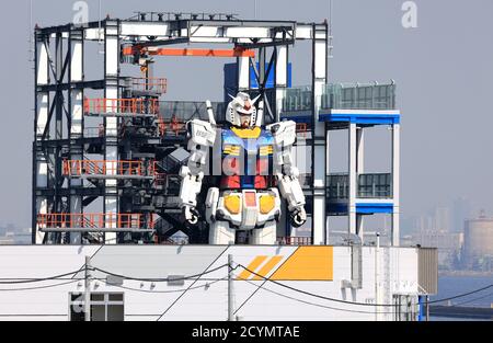 Yokohama, Giappone. 2 Ott 2020. Un robot di 18 metri di altezza Gundam si trova in un verruca a Yokohama, nella periferia di Tokyo, il 2 ottobre 2020. Il Gundam in scala completa, nato da un'animazione televisiva, può spostare un totale di 24 giunti e sarà aperto al pubblico a dicembre. Credit: Yoshio Tsunoda/AFLO/Alamy Live News Foto Stock