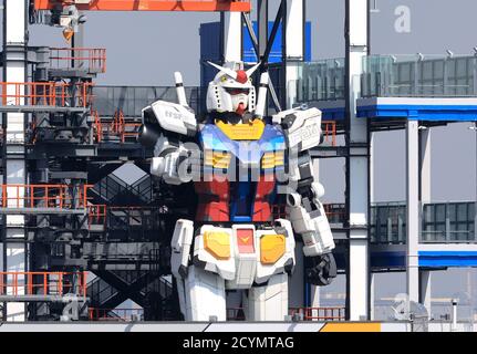 Yokohama, Giappone. 2 Ott 2020. Un robot di 18 metri di altezza Gundam si trova in un verruca a Yokohama, nella periferia di Tokyo, il 2 ottobre 2020. Il Gundam in scala completa, nato da un'animazione televisiva, può spostare un totale di 24 giunti e sarà aperto al pubblico a dicembre. Credit: Yoshio Tsunoda/AFLO/Alamy Live News Foto Stock