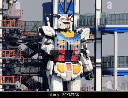 Yokohama, Giappone. 2 Ott 2020. Un robot di 18 metri di altezza Gundam si trova in un verruca a Yokohama, nella periferia di Tokyo, il 2 ottobre 2020. Il Gundam in scala completa, nato da un'animazione televisiva, può spostare un totale di 24 giunti e sarà aperto al pubblico a dicembre. Credit: Yoshio Tsunoda/AFLO/Alamy Live News Foto Stock