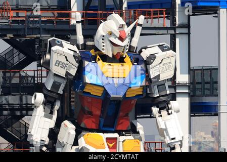 Yokohama, Giappone. 2 Ott 2020. Un robot di 18 metri di altezza Gundam si trova in un verruca a Yokohama, nella periferia di Tokyo, il 2 ottobre 2020. Il Gundam in scala completa, nato da un'animazione televisiva, può spostare un totale di 24 giunti e sarà aperto al pubblico a dicembre. Credit: Yoshio Tsunoda/AFLO/Alamy Live News Foto Stock