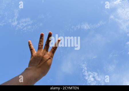 Man mano posizione, cercare di toccare il cielo Foto Stock