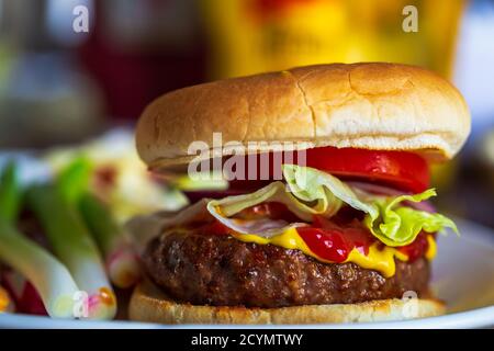 Burger di manzo fresco Juicy in un BAP tostato Foto Stock