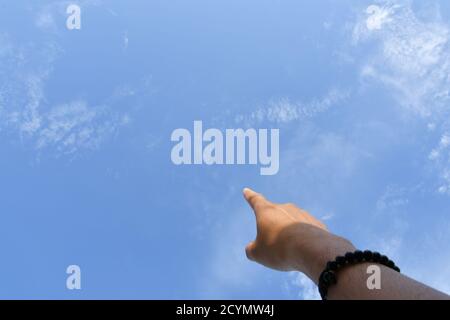 Man mano posizione, cercare di toccare il cielo Foto Stock