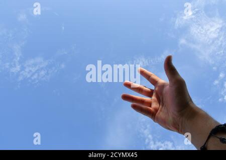 Man mano posizione, cercare di toccare il cielo Foto Stock