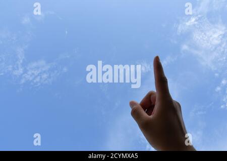 Man mano posizione, cercare di toccare il cielo Foto Stock