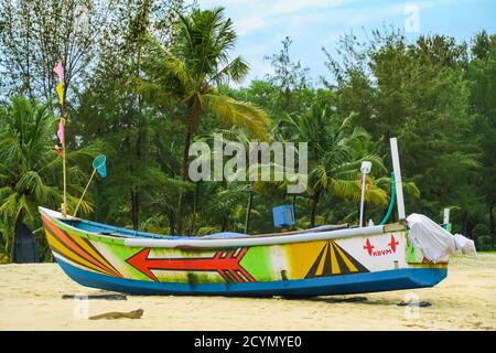 Imbarcazione da pesca decorata con colori colorati sulla famosa spiaggia di Marari; Mararikulam, Alappuzha (Alleppey), Kerala, India Foto Stock