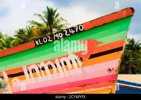 Prew di barca da pesca decorata colorfully sulla spiaggia popolare di Marari; Mararikulam, Alappuzha (Alleppey), Kerala, India Foto Stock