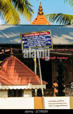 Un cartello con la scritta "cautionary" fuori dal tempio indù di Kavunkal Devi sulle acque retrovie di questo sobborgo locale; Alappuzha (Alleppey), Kerala, India Foto Stock