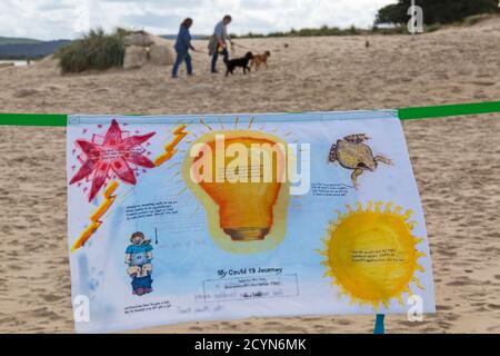 Parla con il mare e l'installazione di arte di processo a Sandbanks Beach, parte del Bournemouth Arts dal Sea Festival, Dorset UK nel mese di ottobre - federa Foto Stock