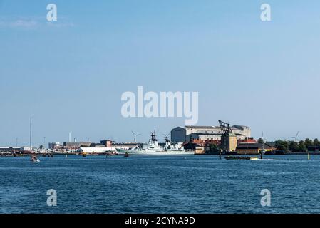 Copenhagen, Danimarca - 27 agosto 2019: Corazzata o fregata ormeggiata nel porto di Copenhagen, Danimarca Foto Stock