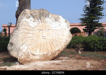 Scultura solare sorridente a Palazzo Florio sull'isola di Favignana, Trapani Sicilia Foto Stock