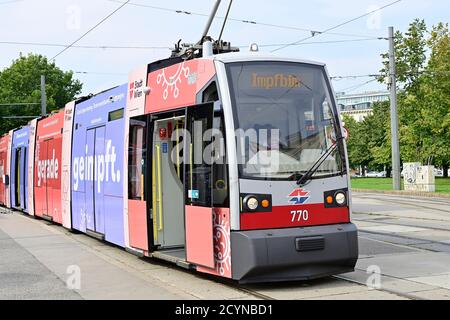 Vienna, Austria. 2 ottobre 2020. Per la prima volta, l'Impf-BIM, un tram gestito da Wiener Linien, sarà utilizzato per sostenere la campagna di vaccinazione contro l'influenza libera della città di Vienna. Dal 1° ottobre al 13 novembre 2020, il centro di vaccinazione mobile è disponibile per un totale di 31 giorni per il servizio sanitario della città di Vienna in sei diverse località. Il tram è stato ricostruito in stretta collaborazione con il MA15. Ha un'area di ricevimento e due aree di attesa e di vaccinazione separate. Credit: Franz PERC / Alamy Live News Foto Stock