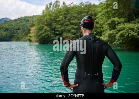 ritratto del nuotatore triatleta che indossa una muta durante l'allenamento Foto Stock