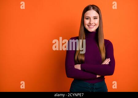 Foto di bella ragazza gestore lavoratore bella croce mani pronte decidere il lavoro decisioni soluzione usura buona look ponticello isolato colori vibranti Foto Stock