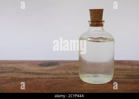 Bottiglie in vetro trasparente con oli essenziali Foto Stock