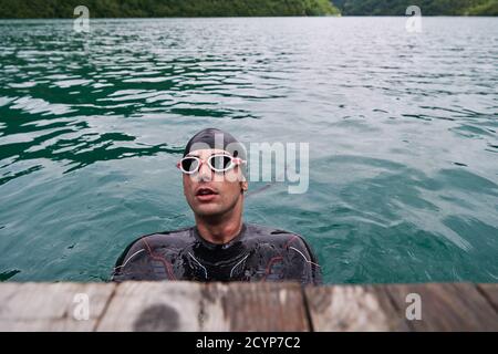 ritratto del nuotatore triatleta che indossa una muta durante l'allenamento Foto Stock