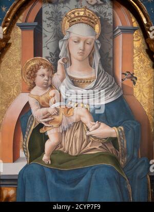 Particolare del pannello centrale della Madonna di Carlo Crivelli e. Bambino con quattro santi del 1481 nella Pinacoteca di I Musei Vaticani Foto Stock