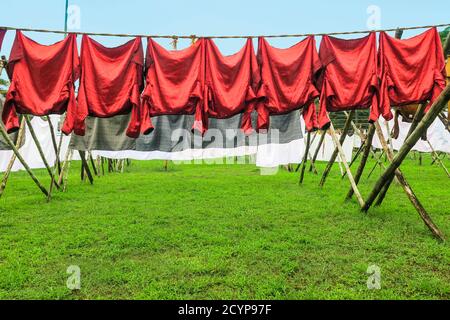 Camicie rosse che si asciugano al sole sulle linee di lavaggio al Dhobi Khana, una rara vecchia lavanderia Tamil lavaggio a mano; Veli, Kochi (Cochin), Kerala, India Foto Stock