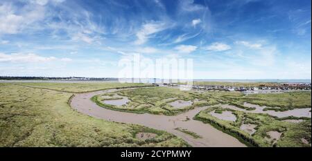 vista aerea della zona umida alla fine dell'isola di canvey guardando verso southend sul mare Foto Stock