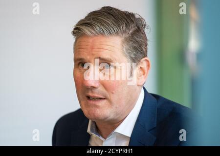 Keir Starmer, leader del Labor Party, durante una visita al mercato di Buck Street a Camden, nel nord di Londra, per chiedere ai locali di sostenere le aziende indipendenti. Foto Stock