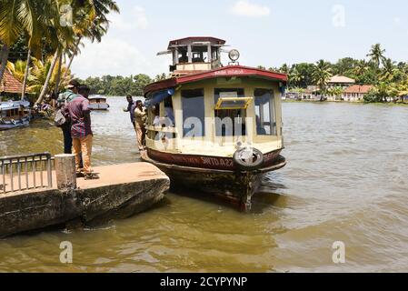 ALLEPPEY, INDIA -LUG 01 : persone non identificate che godono di una corsa in barca nelle acque retrovie il 01 luglio 2015 ad Alleppey, Kerala India. Persone della regione de Foto Stock