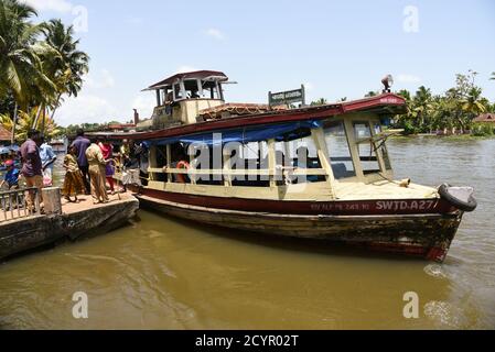 ALLEPPEY, INDIA -LUG 01 : persone non identificate che godono di una corsa in barca nelle acque retrovie il 01 luglio 2015 ad Alleppey, Kerala India. Persone della regione de Foto Stock