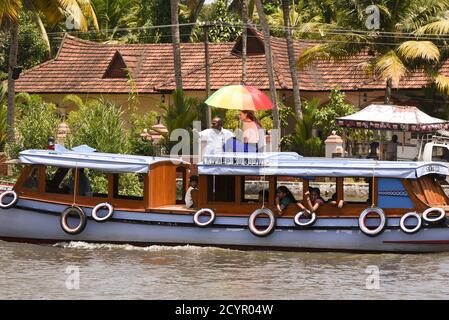 ALLEPPEY, INDIA -LUG 01 : persone non identificate che godono di una corsa in barca nelle acque retrovie il 01 luglio 2015 ad Alleppey, Kerala India. Persone della regione de Foto Stock