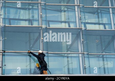 Montaggio di lastre di vetro come rivestimento per un edificio di uffici Foto Stock
