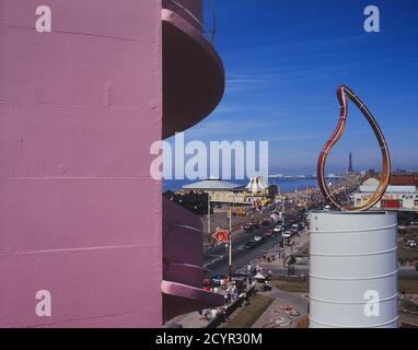 Vista elevata del Golden Mile dal casinò Blackpool, Pleasure Beach, Blackpool, Lancashire, Inghilterra, Regno Unito Foto Stock