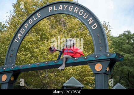 Boston, Massachusetts - Ottobre 25, 2018 - Bronzo rana si affaccia Tadpole Parco giochi Foto Stock