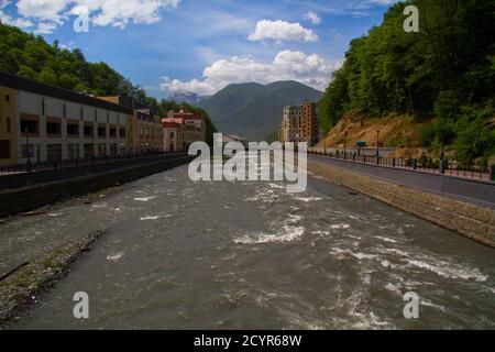 Fiume Mzymta in Rosa Khutor, Russia Foto Stock