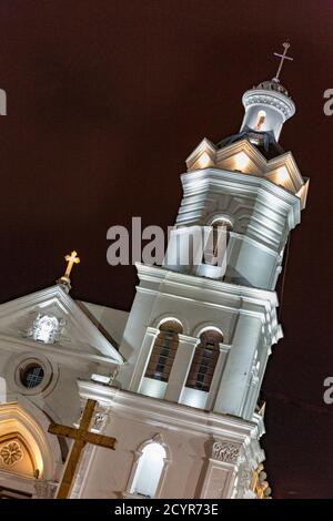 La Iglesia San Blas in Cuenca, Ecuador, visto illuminata di notte Foto Stock