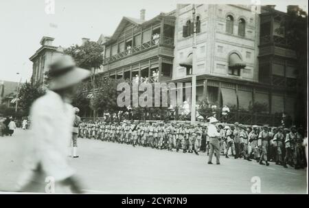 Aprile il 18, 1928, ultimo imperatore cinese pu Yi arriva a Tientsin per visitare la caserma italiana Ermanno Carlotto - Tianjin, Cina Foto Stock