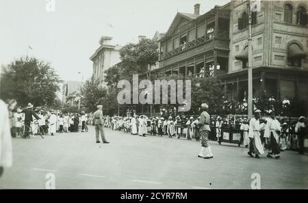 Aprile il 18, 1928, ultimo imperatore cinese pu Yi arriva a Tientsin per visitare la caserma italiana Ermanno Carlotto - Tianjin, Cina Foto Stock