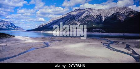 Volare sopra il lago Abraham, un bacino artificiale, Canadian Rockies, Columbia Icefield Helicopter Tour, Alberta, Canada Foto Stock