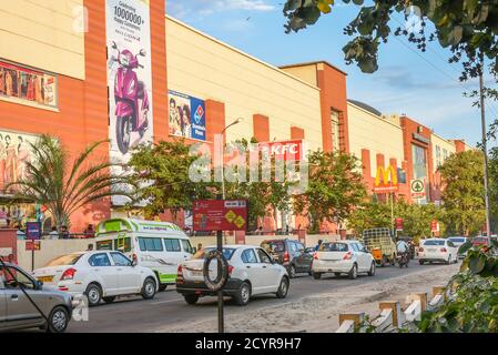 TAMILNADU, INDIA - 09 FEBBRAIO 2016: Strada trafficata di fronte al famoso complesso commerciale o centro commerciale a Coimbatore. Foto Stock