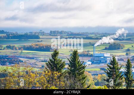 Camino per fumare in un impianto di riscaldamento in un'area industriale Foto Stock