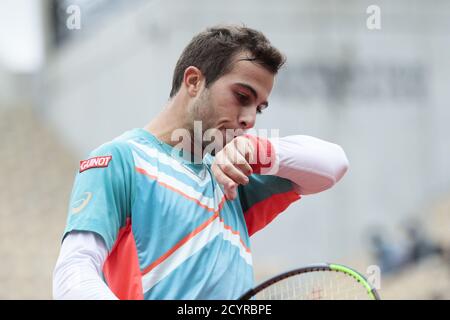 Parigi, Francia. 2 ottobre 2020. HUGO GASTON (fra) durante il Roland Garros 2020, torneo di tennis Grand Slam, il 2 ottobre 2020 allo stadio Roland Garros di Parigi, Francia - Foto Stephane Allaman / DPPI Credit: LM/DPPI/Stephane Allaman/Alamy Live News Foto Stock