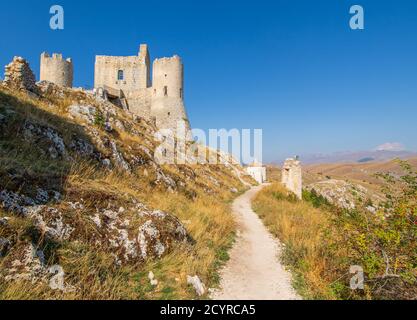 Un incredibile castello in cima alla montagna utilizzato come luogo per film come 'Ladyhawke' o 'nel nome della Rosa', Rocca Calascio mostra una vista mozzafiato Foto Stock