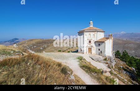 Proprio accanto alla splendida fortezza, situata sulla cima di una montagna, la chiesa di Santa Maria della Pietà offre una vista mozzafiato Foto Stock
