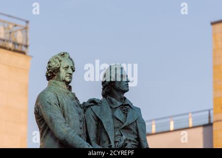 Goethe-Schiller-Denkmal in Weimar im Sonnenlicht am Dahren bei blauem Himmel Foto Stock