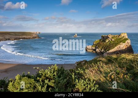 La pittoresca spiaggia di Broadhaven South con Church Rock in lontananza, il Pembrokeshire Coast National Park, Pembrokeshire, Galles Foto Stock