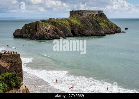 Tenby South Beach e St Catherine's Island in estate, Pembrokeshire Coast National Park, Pembrokeshire, Galles Foto Stock