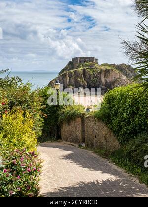 Percorso giù per Castle Beach con l'isola di Santa Caterina in lontananza, Tenby, Pembrokeshire Coast National Park, Pembrokeshire, Galles Foto Stock