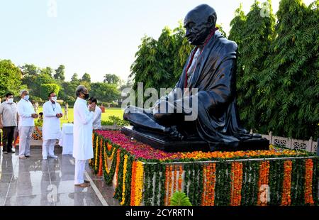 Jaipur, India. 02 ottobre 2020. Il primo ministro del Rajasthan Ashok Gehlot rende omaggio al Padre della Nazione Mahatma Gandhi nel suo 151° anniversario di nascita, a Jaipur. (Foto di Sumit Saraswat/Pacific Press) Credit: Pacific Press Media Production Corp./Alamy Live News Foto Stock