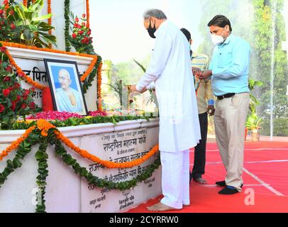 Jaipur, India. 02 ottobre 2020. Il Ministro capo del Rajasthan Ashok Gehlot rende omaggio al Padre della Nazione Mahatma Gandhi nel suo 151° anniversario di nascita, al Circolo Gandhi a Jaipur. (Foto di Sumit Saraswat/Pacific Press) Credit: Pacific Press Media Production Corp./Alamy Live News Foto Stock