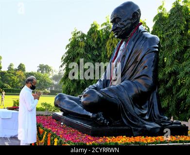 Jaipur, India. 02 ottobre 2020. Il primo ministro del Rajasthan Ashok Gehlot rende omaggio al Padre della Nazione Mahatma Gandhi nel suo 151° anniversario di nascita, a Jaipur. (Foto di Sumit Saraswat/Pacific Press) Credit: Pacific Press Media Production Corp./Alamy Live News Foto Stock