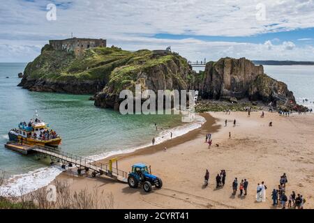 Le gite in barca regolari all'Isola di Caldey partono da Castle Beach durante l'estate, Tenby, Pembrokeshire Coast National Park, Pembrokeshire, Galles Foto Stock