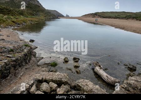 Broadhaven South Beach con Church Rock in lontananza, Pembrokeshire, Galles del Sud Foto Stock