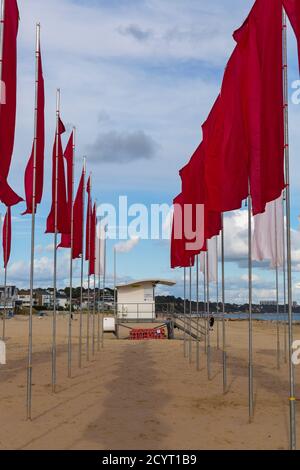 L'opera d'arte di Luke Jerram 'in Memoriam' è stata creata da oltre 100 lenzuola, un enorme mare di bandiere per ricordare quelle perse a Covid-19 sulla spiaggia di Sandbanks UK Foto Stock